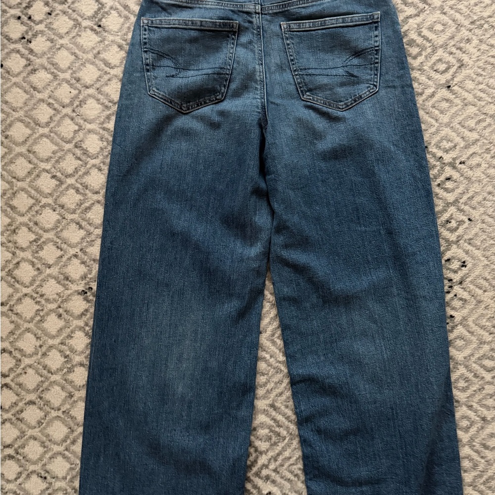 American Eagle jeans, size 8R, high waisted, wide leg jeans. Medium wash - Picture 9 of 9